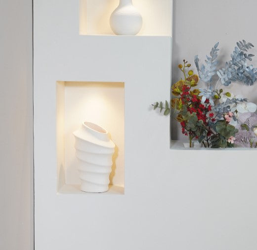 فازة بيضاء لولبية