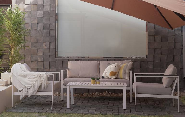 طقم باللون البيج الفاتح