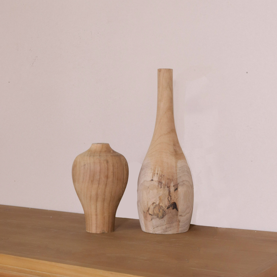 مجموعة من الفازات بشكل مختلف