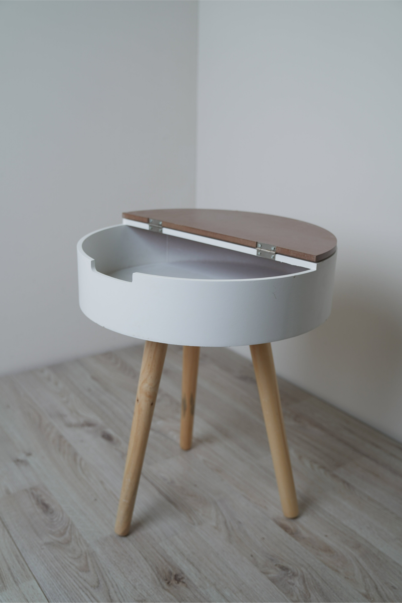 طاولة دائرية بيضاء