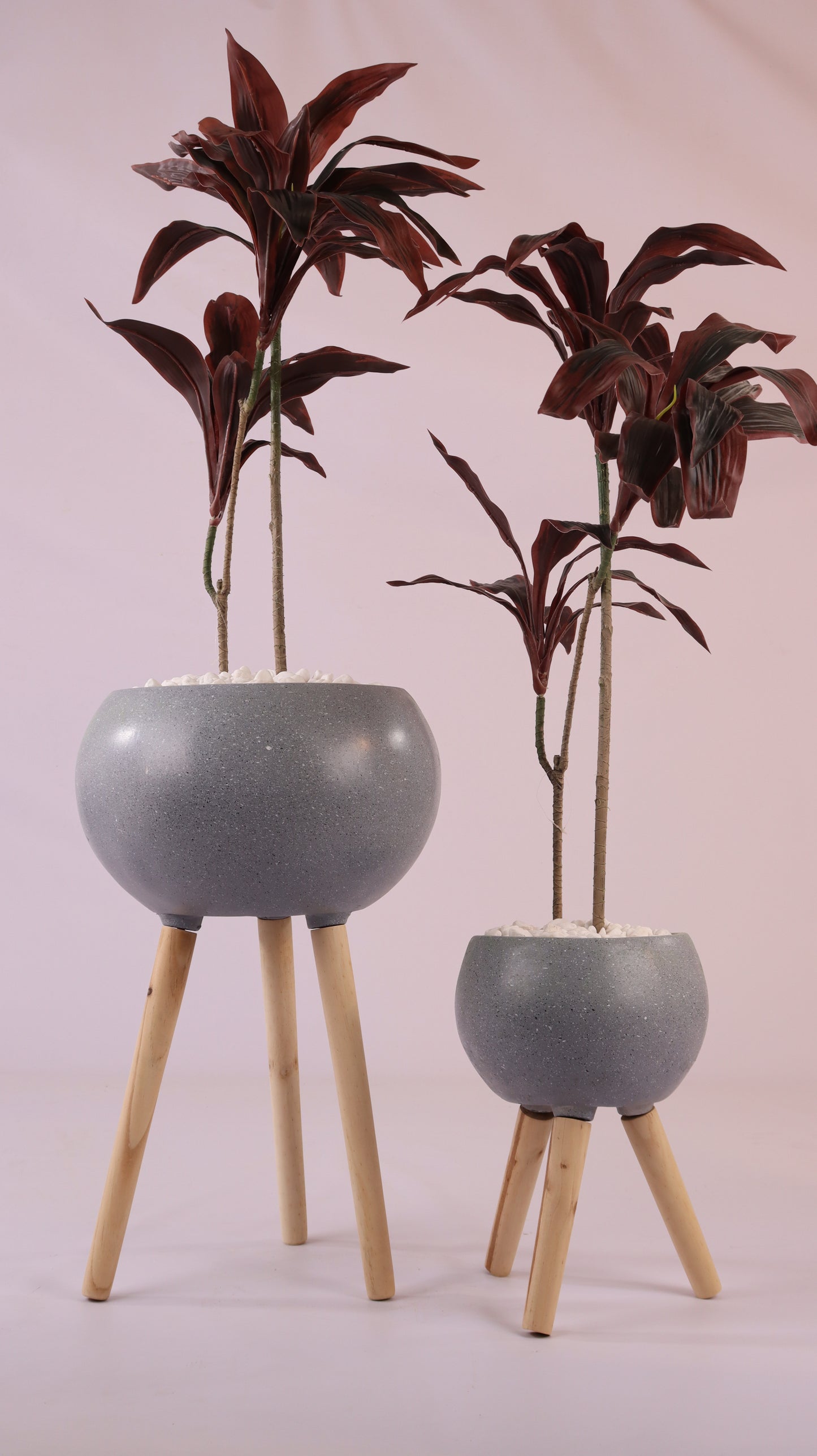 أحواض رمادية مدورة بأرجل