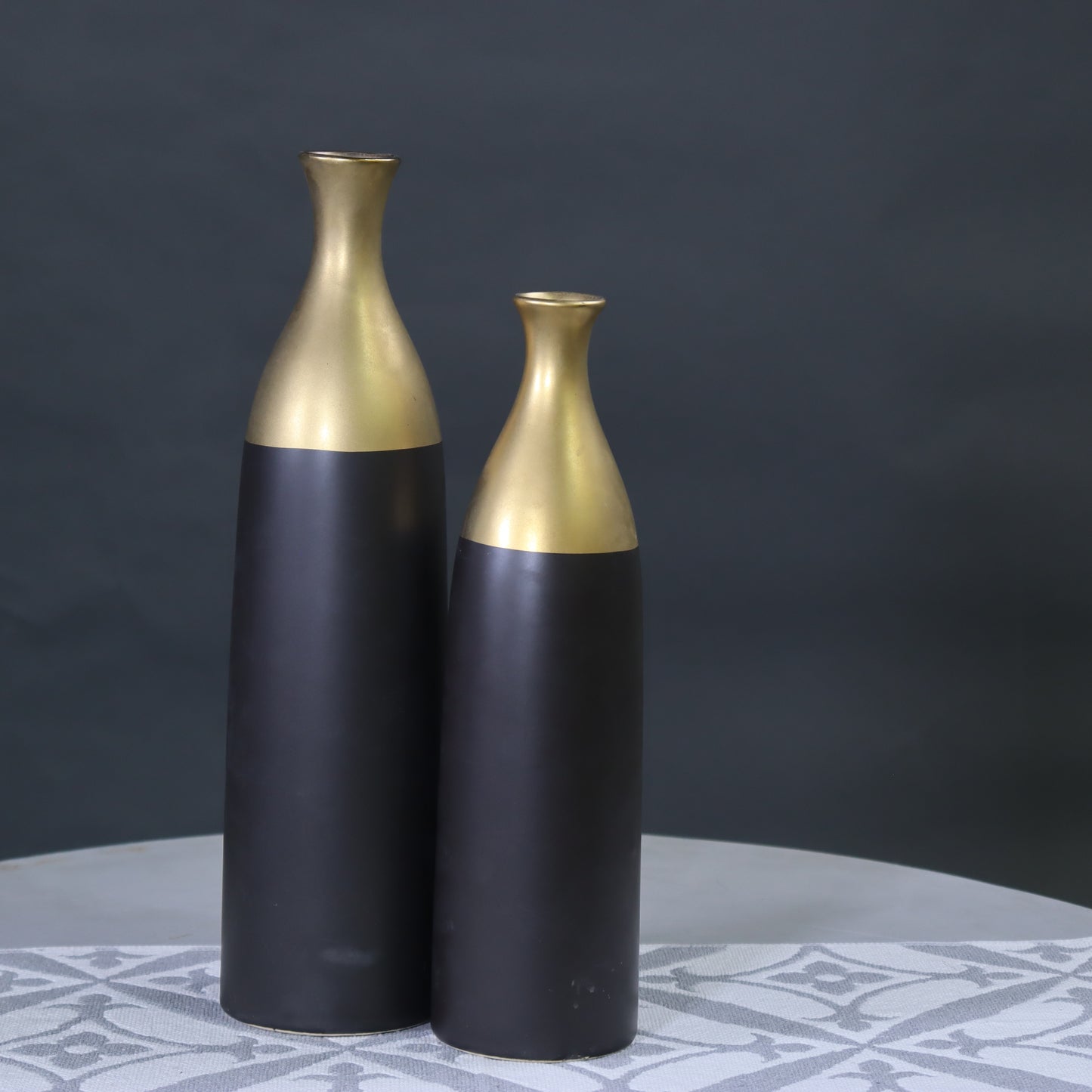 فازة سوداء مذهبة