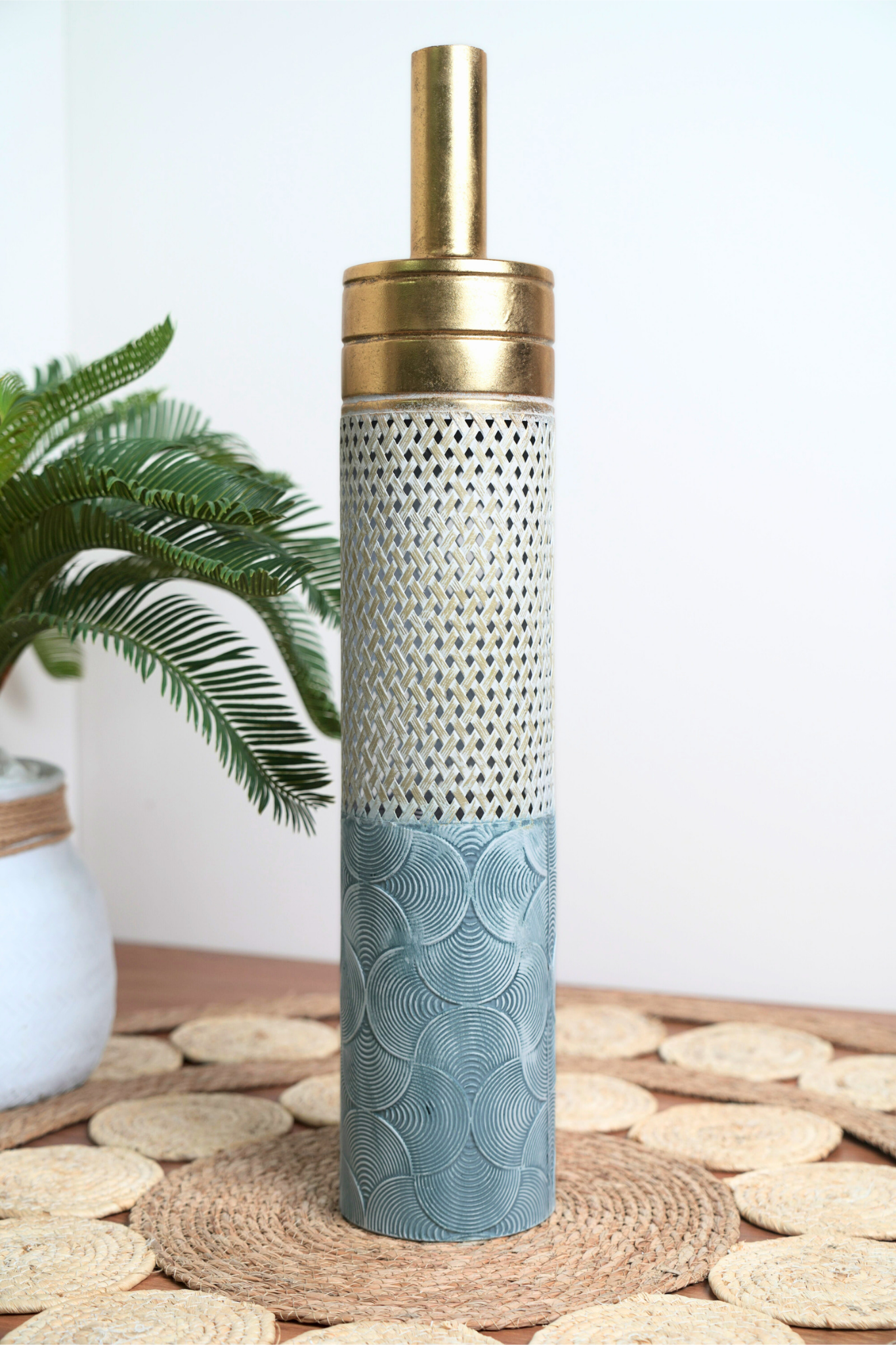 فازة حديد باللون الذهبي والسماوي