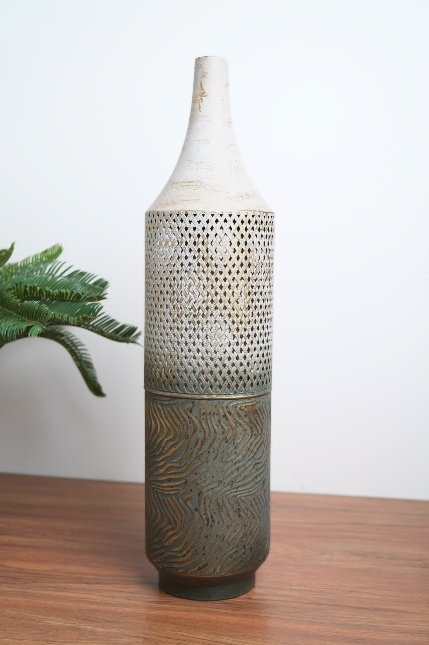 فازة حديد باللون الابيض والذهبي