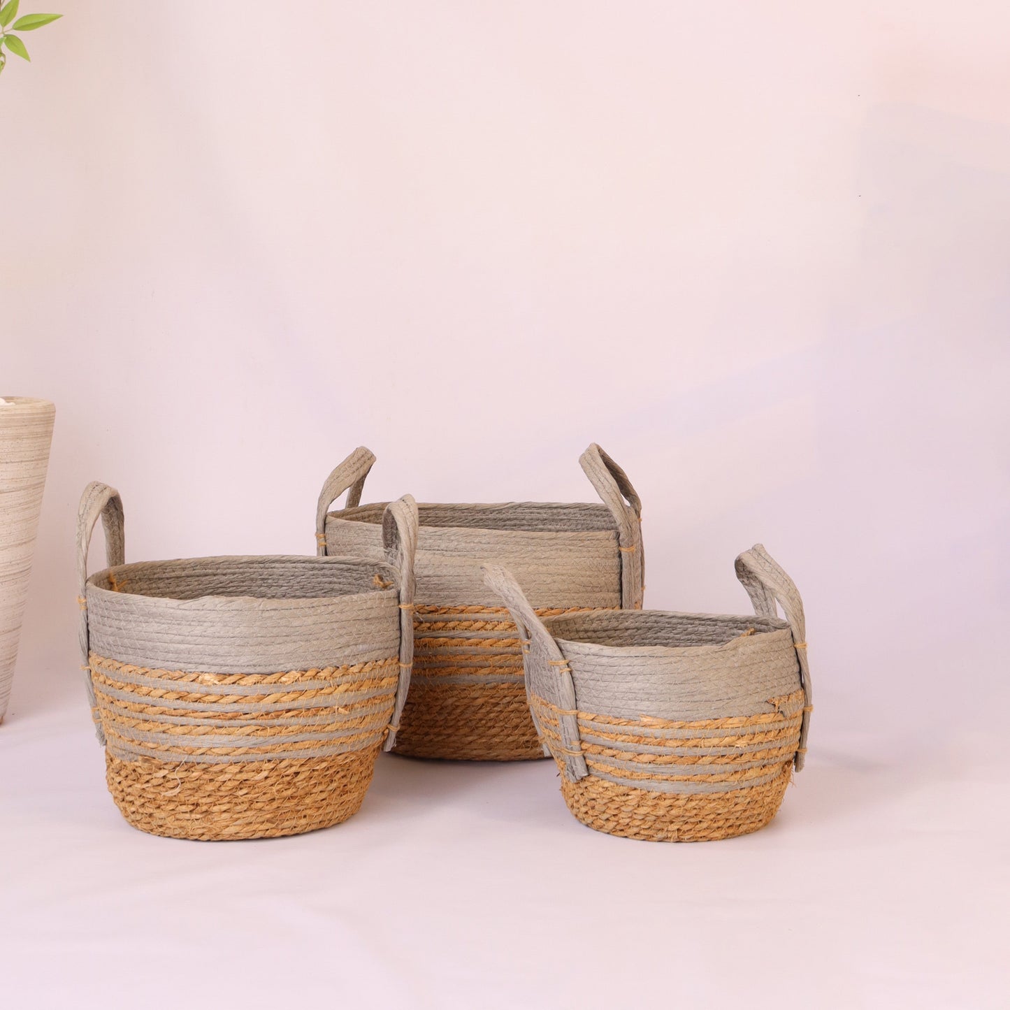 3 أحواض قش رمادي بأحجام مختلفة