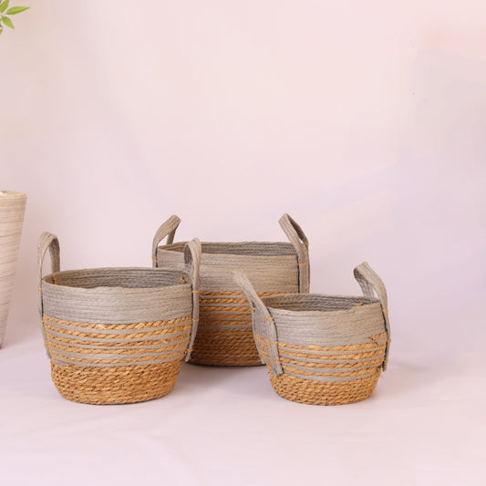 3 أحواض قش رمادي بأحجام مختلفة