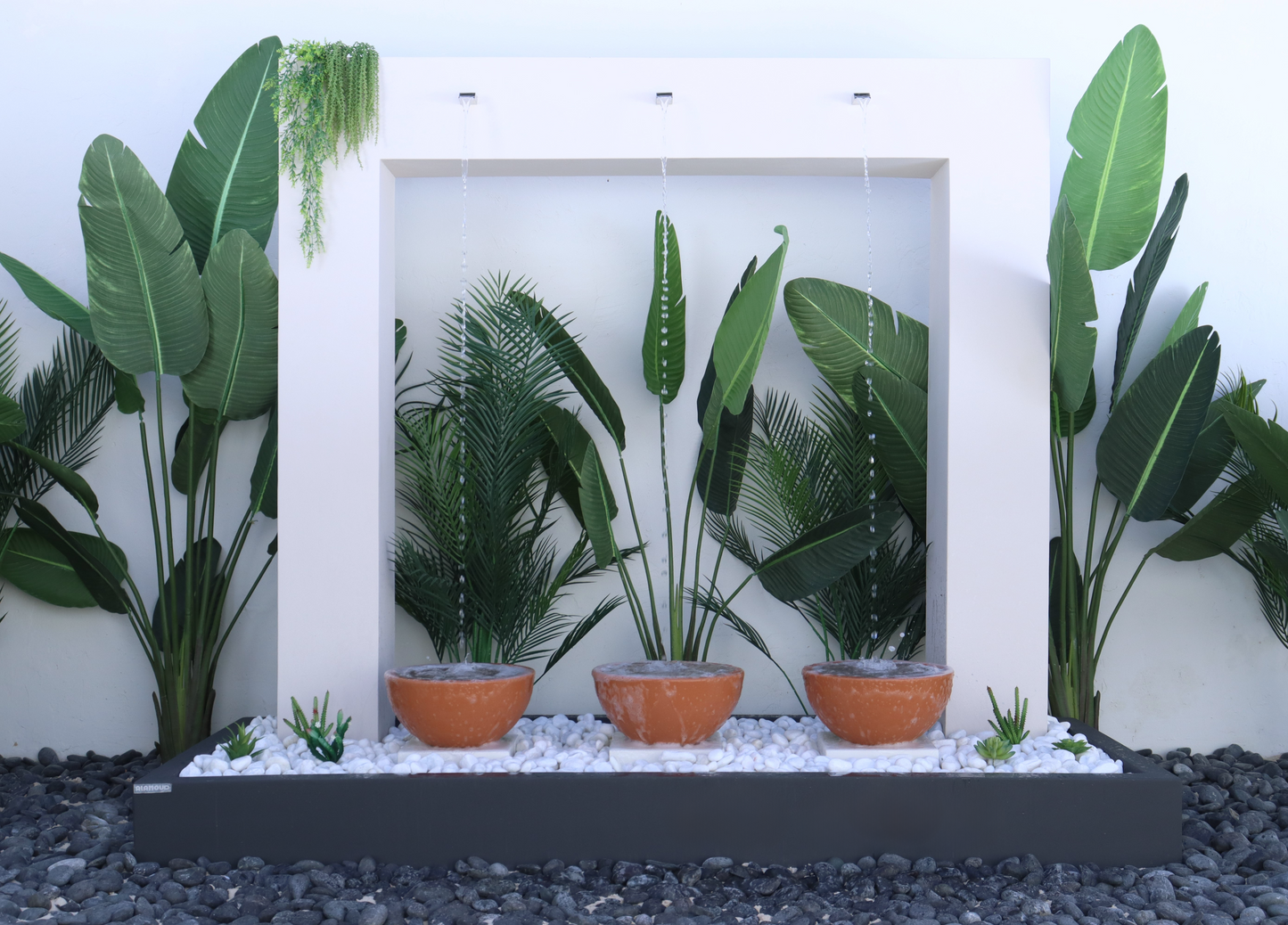 شلال ديكوري يجسد جمال الغابات الاستوائية