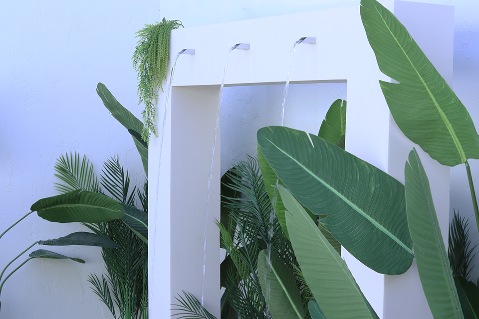 شلال بتصميم طبيعي يعكس جمال الطبيعة البرية