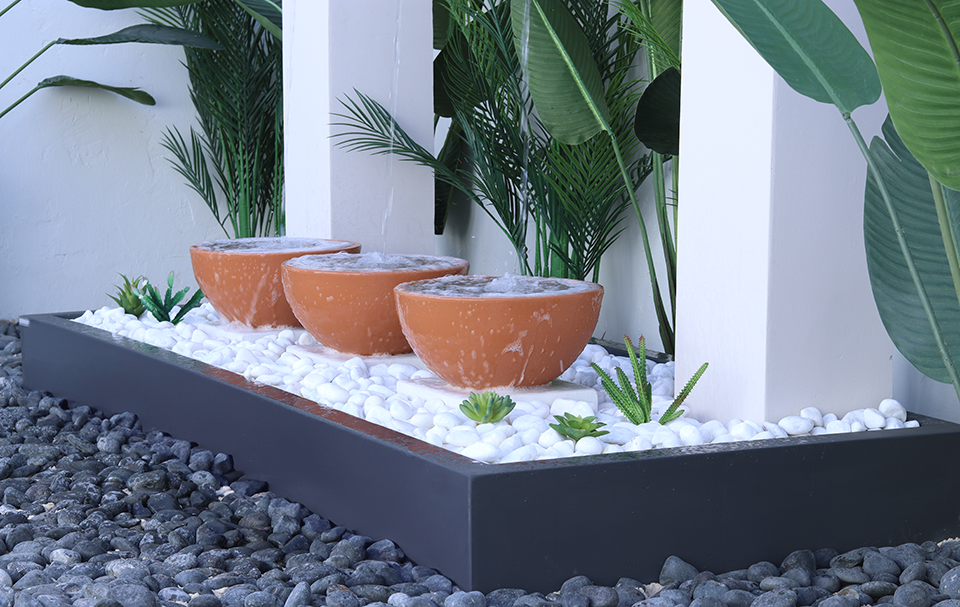 شلال فاخر يدمج الصخور والنباتات بشكل متناغم