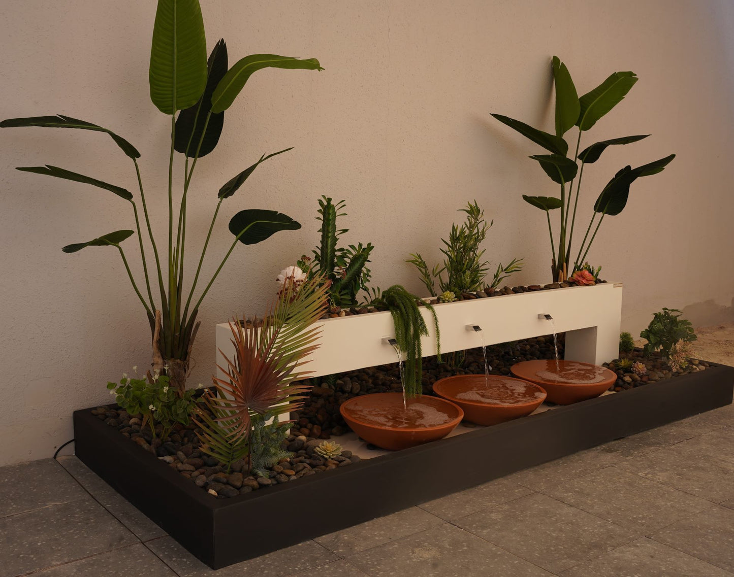 شلال بأجواء استوائية يملأ المكان حيوية