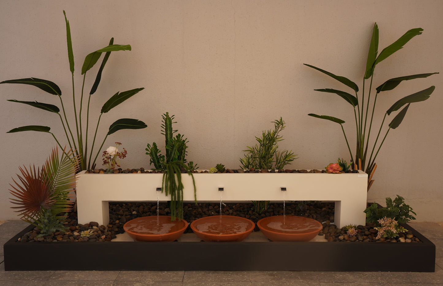 شلال بمنظر جذاب يبعث على الاسترخاء والخيال