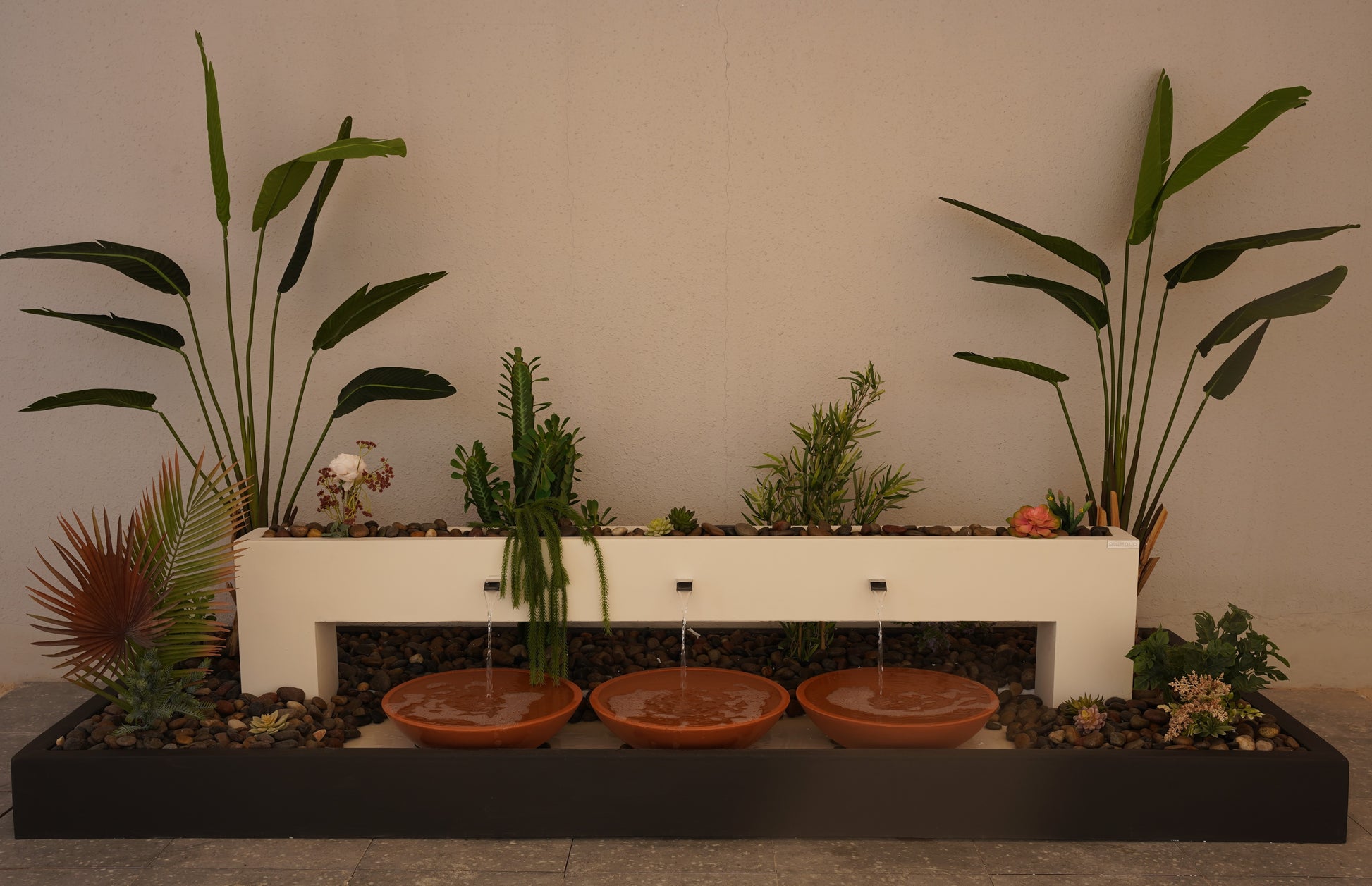 شلال بمنظر جذاب يبعث على الاسترخاء والخيال