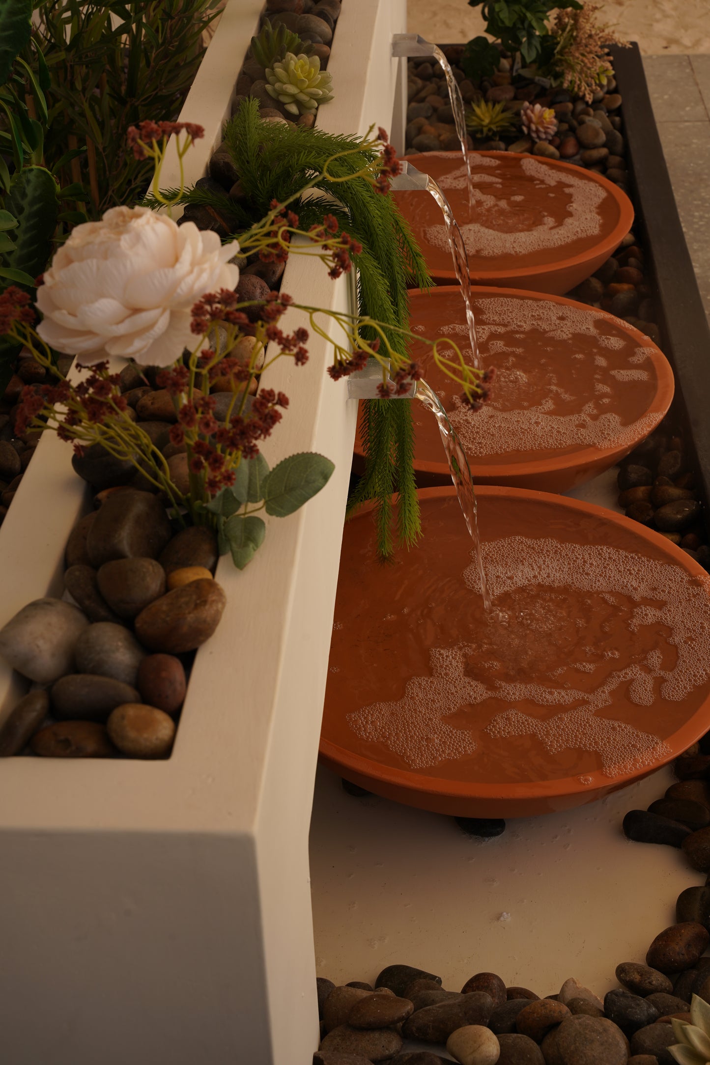 شلال ديكوري يضيف عمقًا طبيعيًا للمساحة