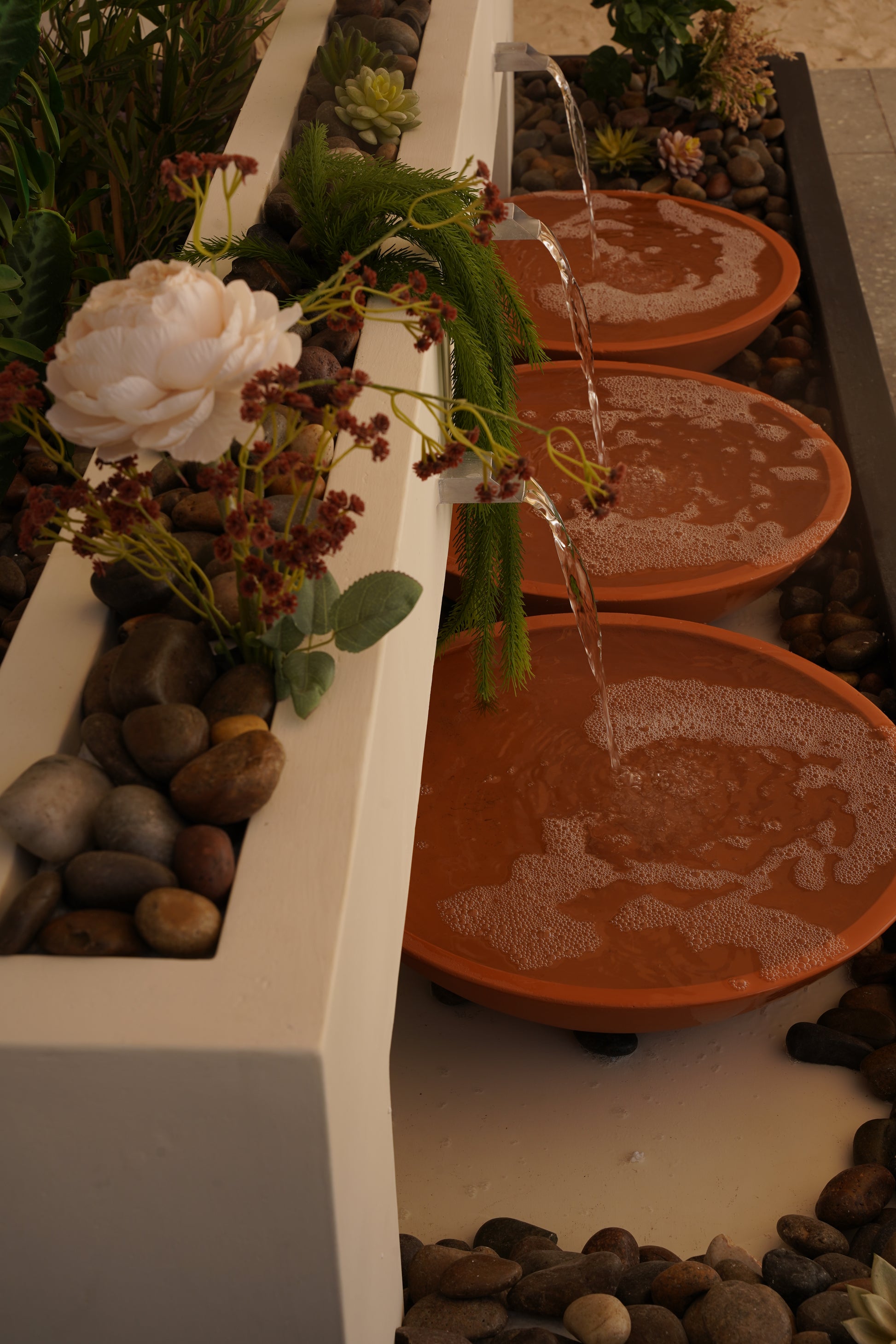 شلال ديكوري يضيف عمقًا طبيعيًا للمساحة