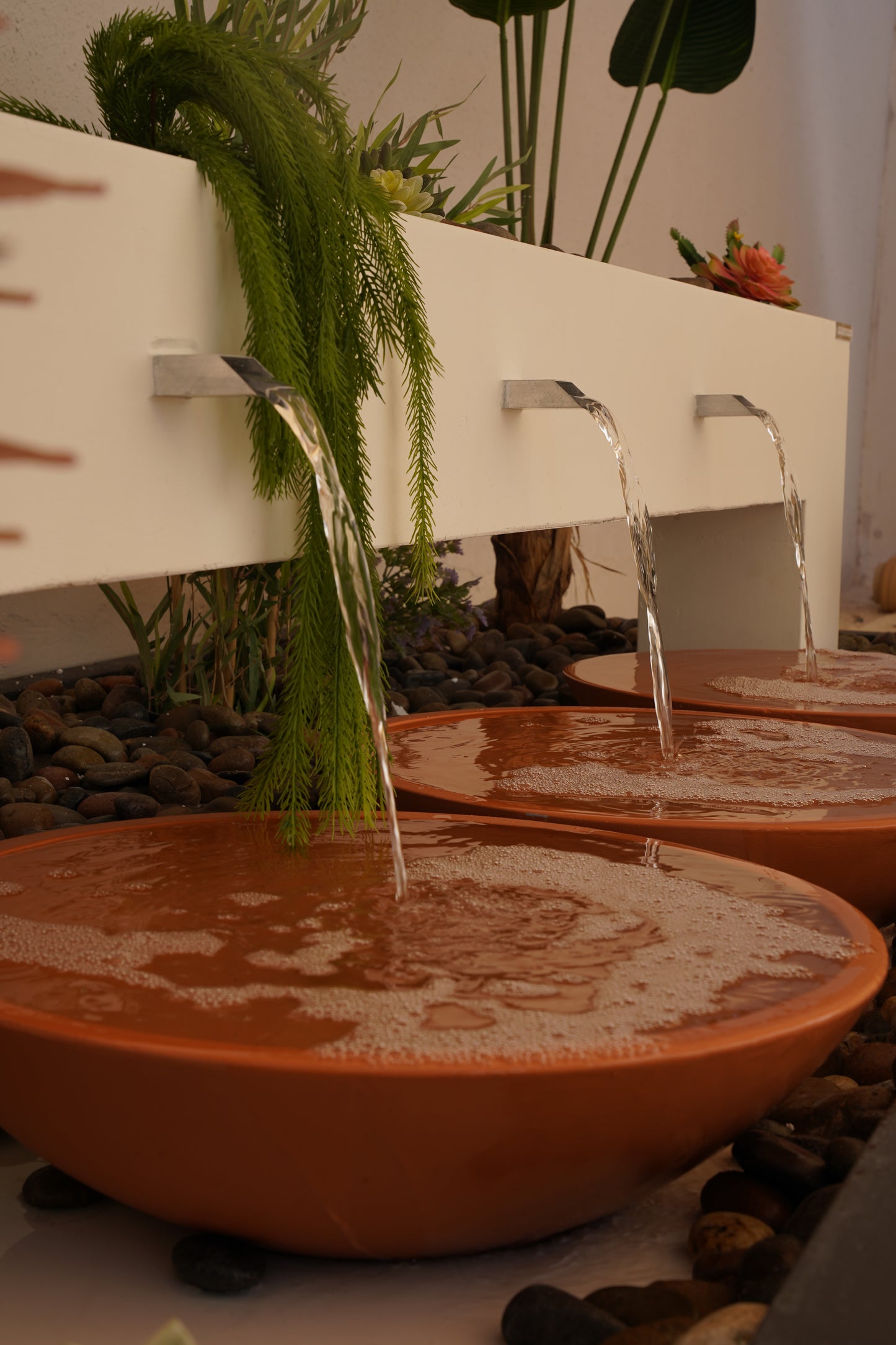 شلال مائي أنيق بلمسة مستوحاة من غابات الأمازون