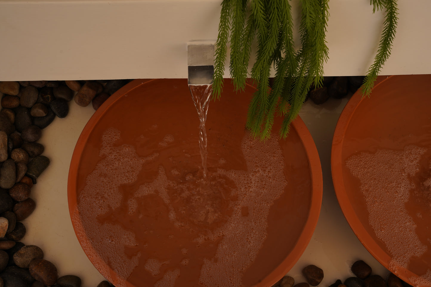 شلال بطابع طبيعي يغمر المكان بإحساس الحياة