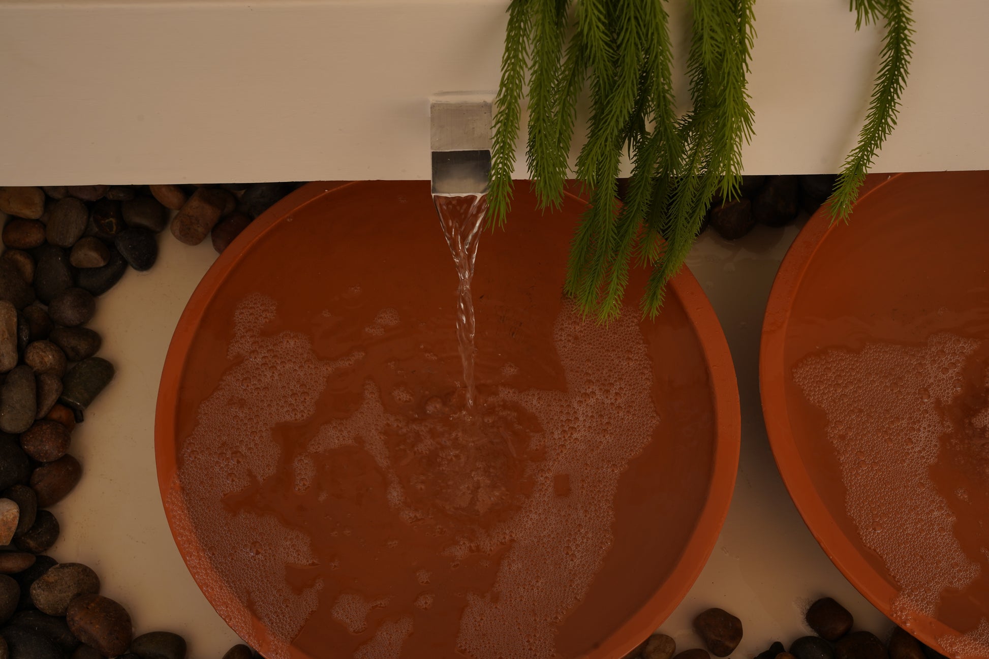 شلال بطابع طبيعي يغمر المكان بإحساس الحياة