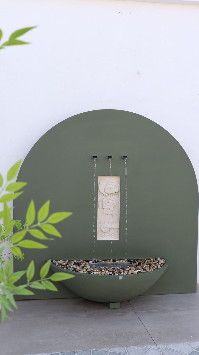 شلال اميليا بتصميم راقي وانسيابي مع تفاصيل هندسية جذابة.