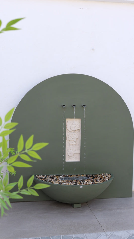 شلال اميليا بتصميم راقي وانسيابي مع تفاصيل هندسية جذابة.