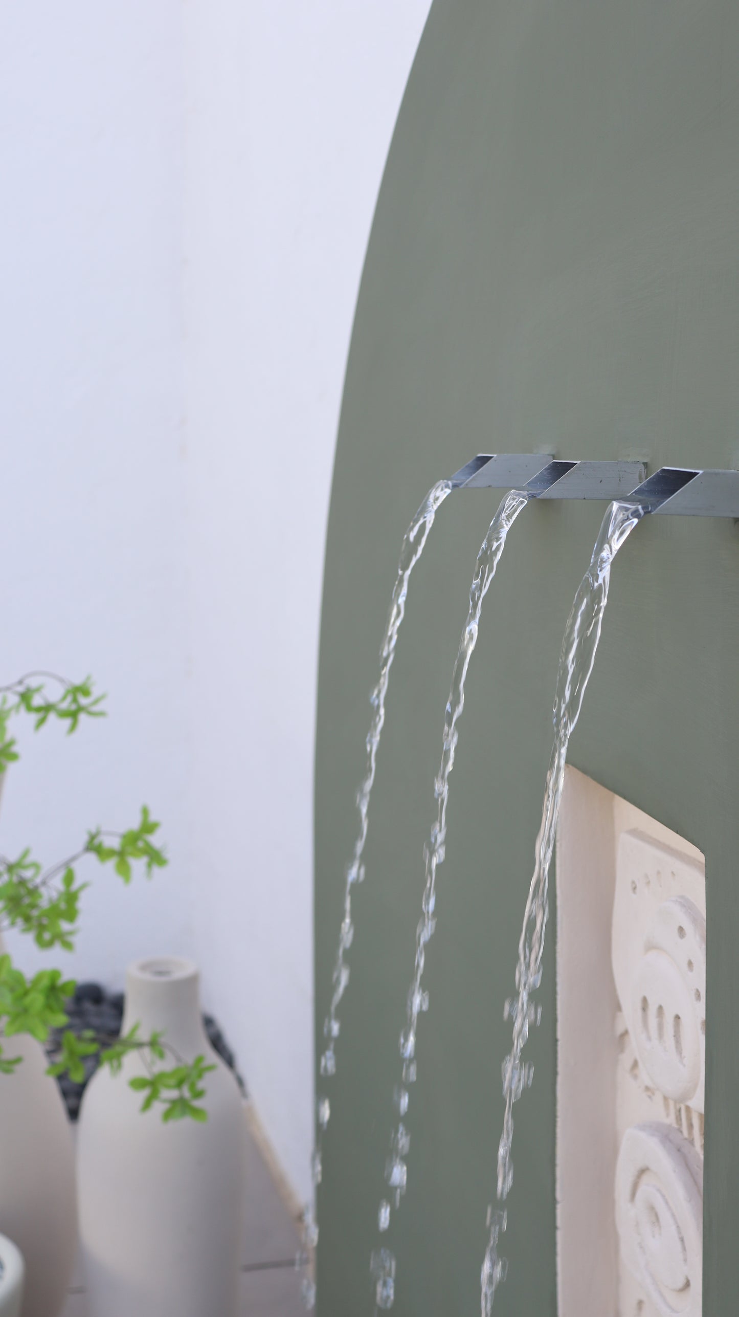 شلال اميليا يخلق تجربة من الصفاء والجاذبية للمكان.