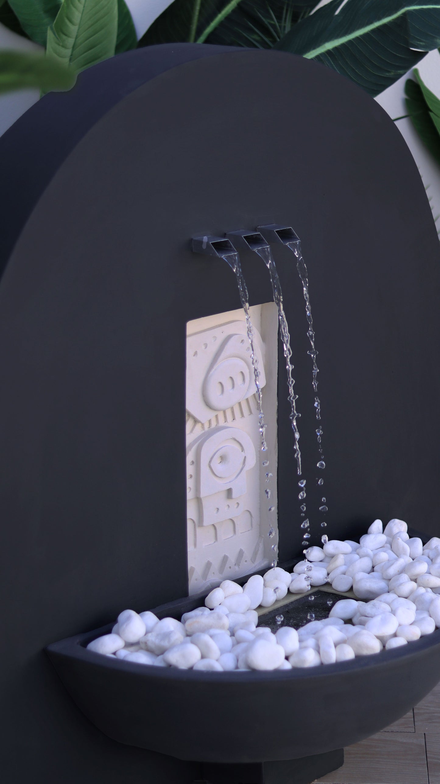 شلال اميليا بتصميم راقٍ وانسيابي مع تفاصيل هندسية جذابة يضفي أناقة للمكان.