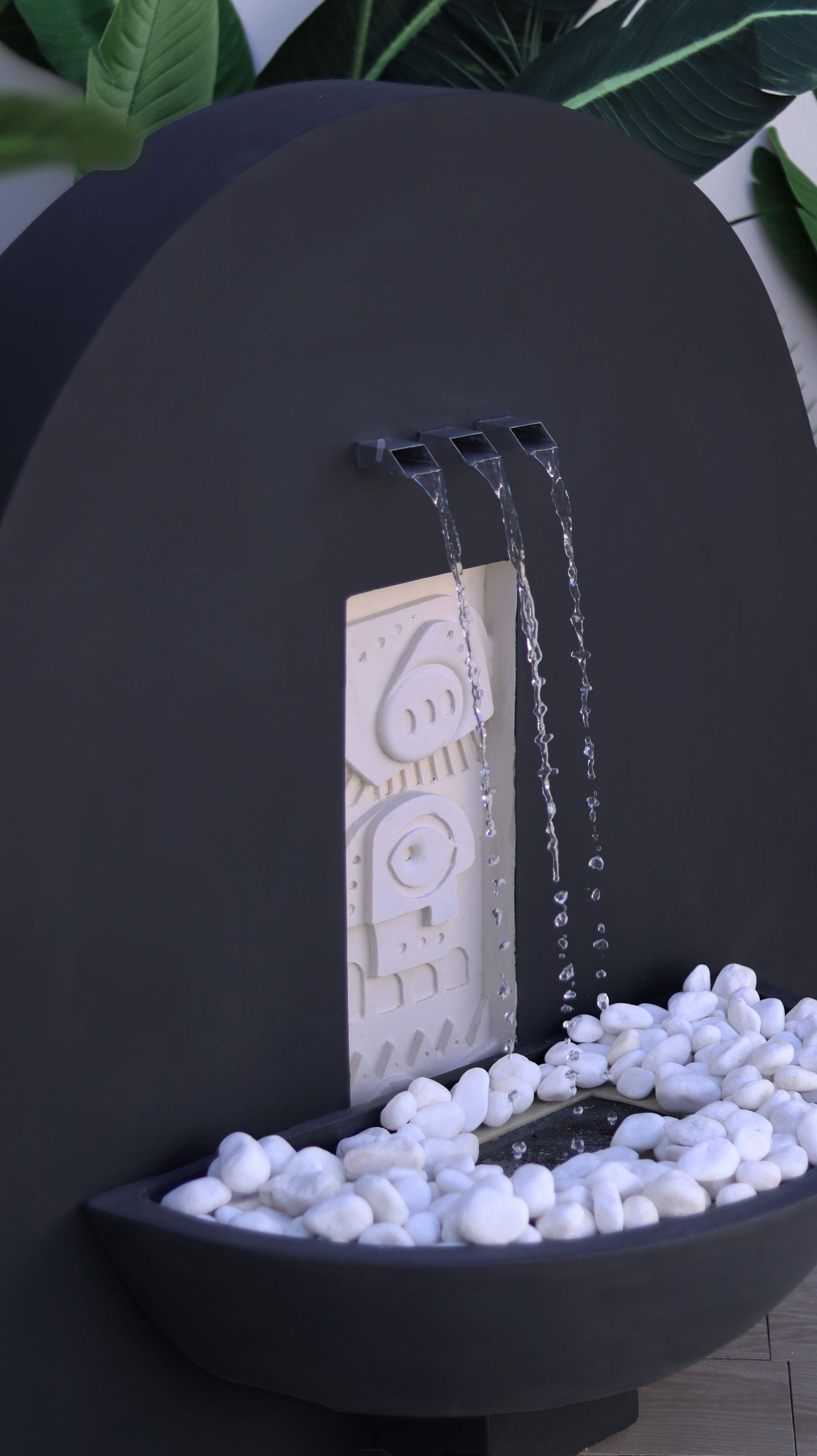 شلال اميليا بتصميم راقٍ وانسيابي مع تفاصيل هندسية جذابة يضفي أناقة للمكان.