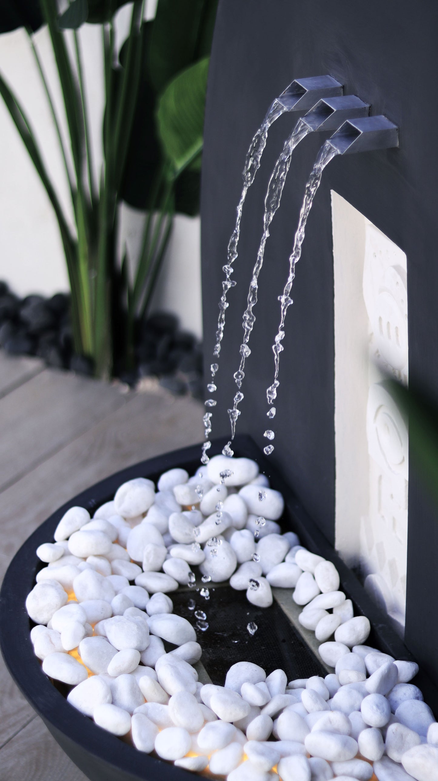 تدفق المياه الهادئ يخلق أجواء استرخاء وصفاء في أي زاوية بالمنزل أو الحديقة.