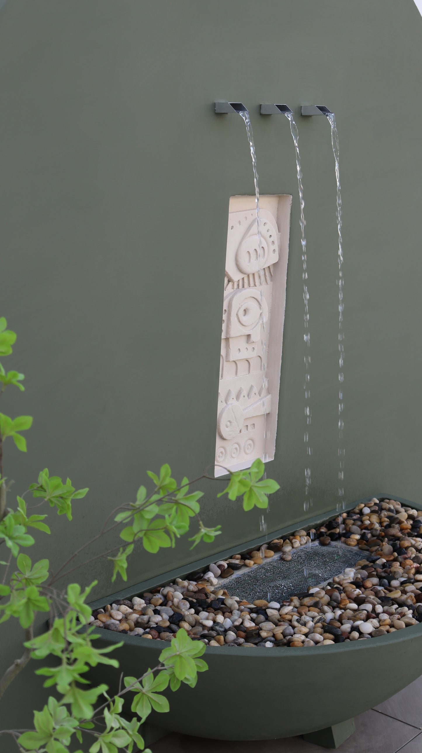 شلال يبرز جمال المكان ويضفي جاذبية طبيعية على الديكور الداخلي والخارجي.