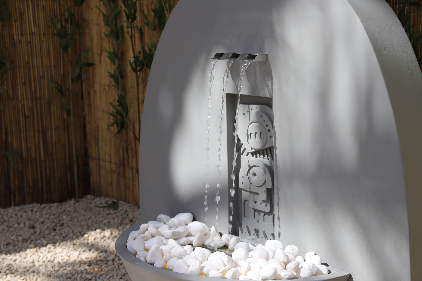 انسياب الماء الطبيعي يعزز أجواء الصفاء والهدوء في المكان.