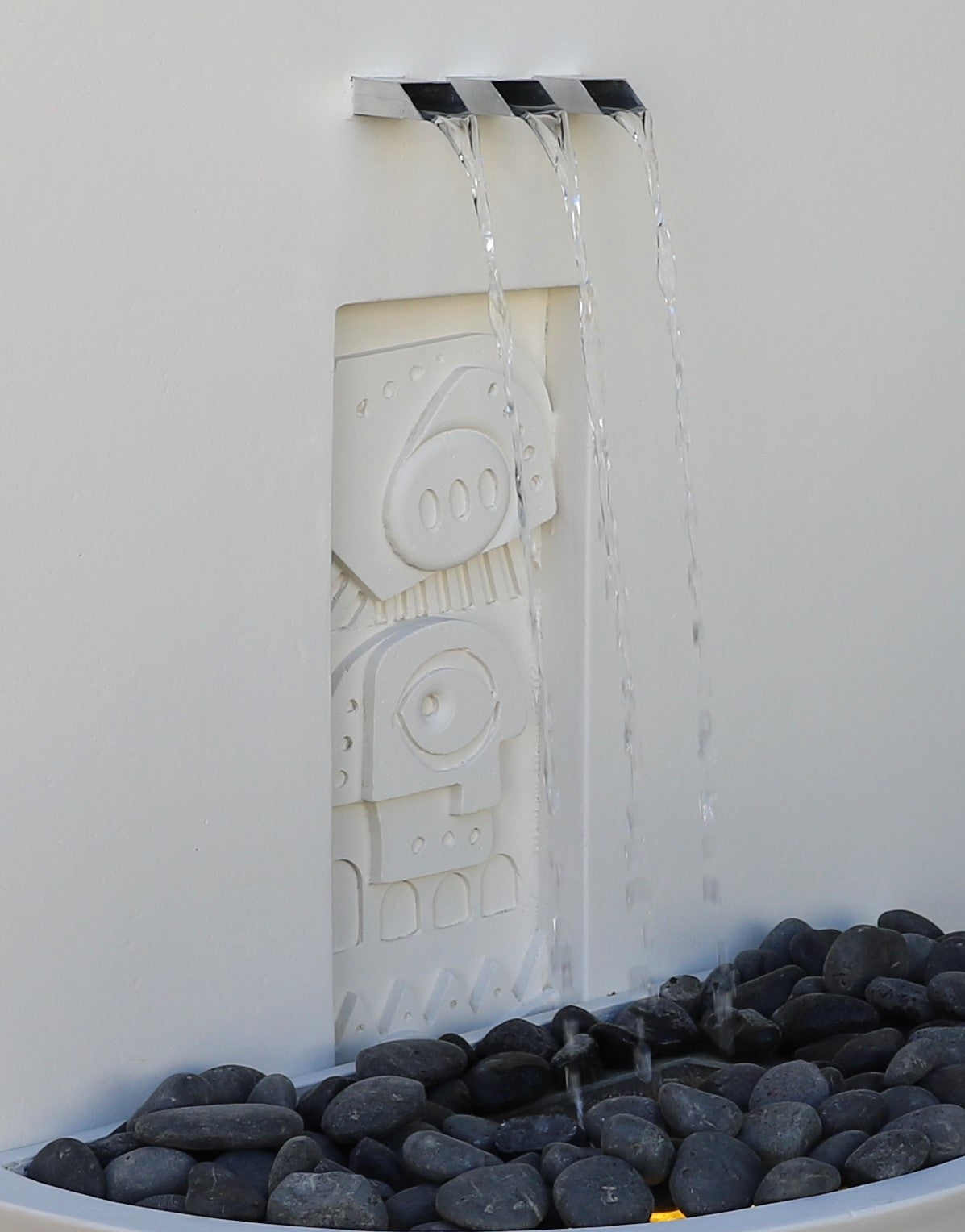 شلال داخلي أو خارجي يعكس توازنًا بين التصميم العصري والطبيعة الهادئة.