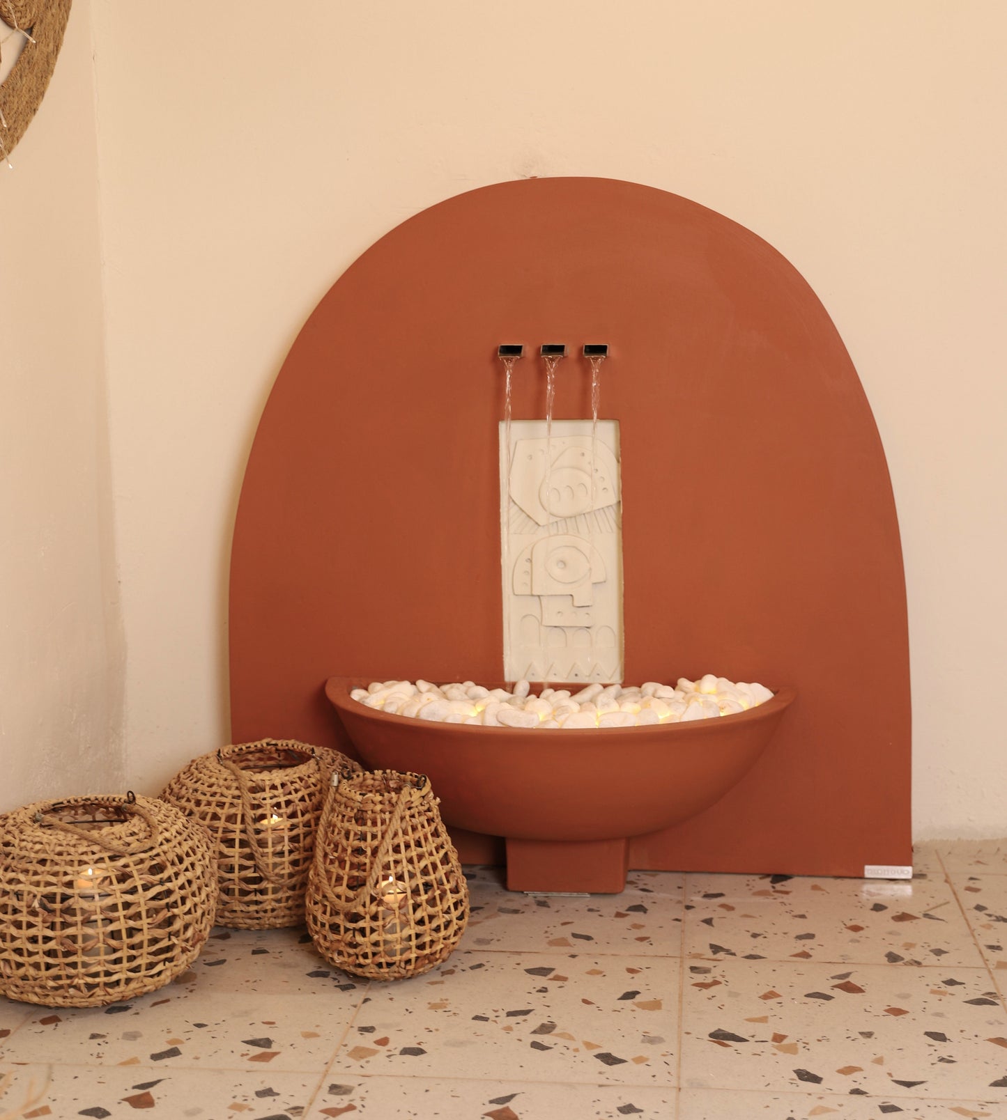 شلال عملي مع خاصية التحكم عن بعد.