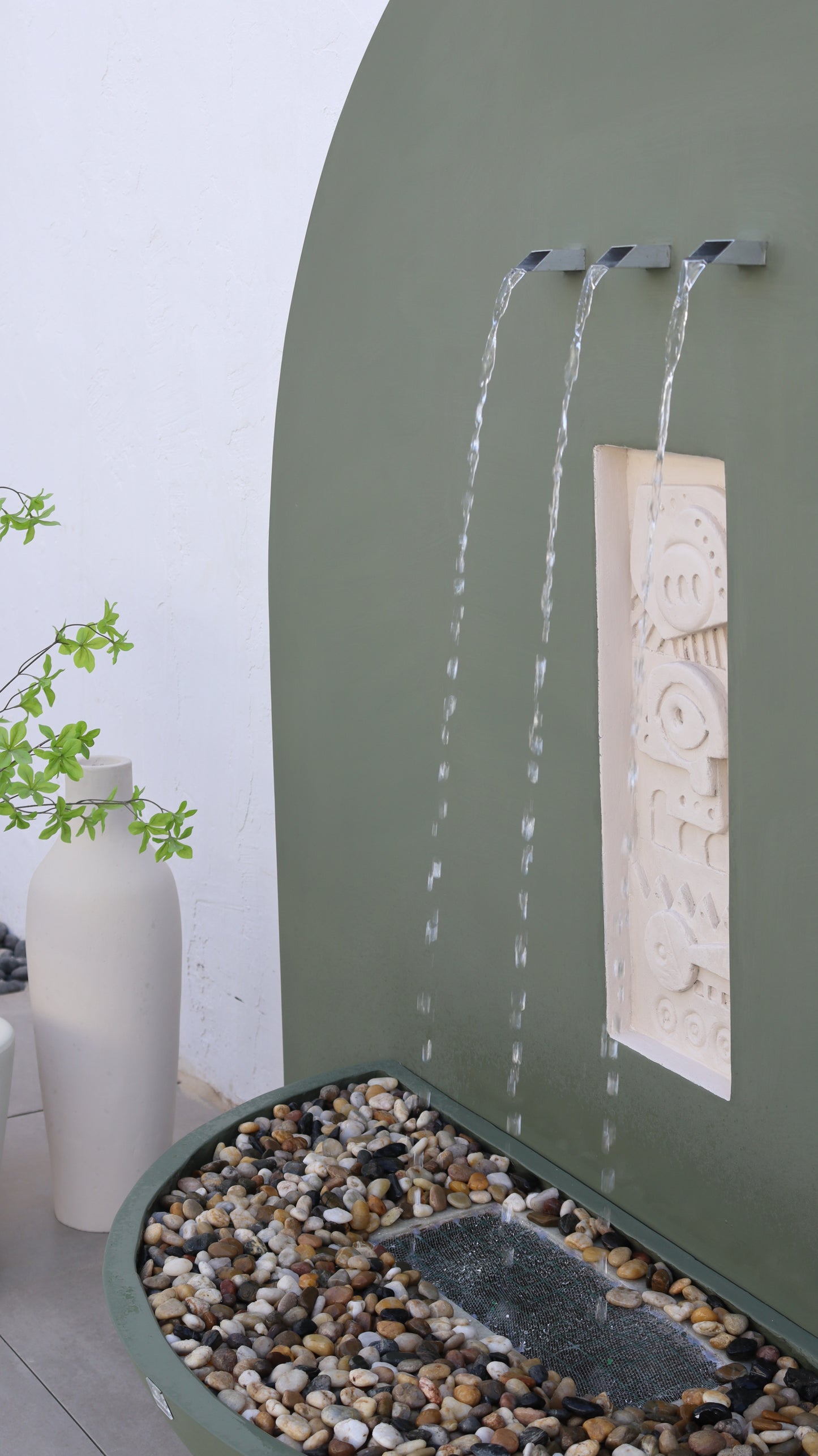 تدفق المياه يخلق أجواء هادئة ومريحة.