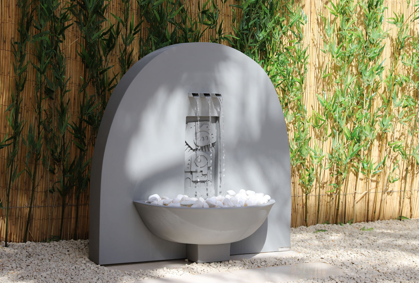 شلال بتفاصيل هندسية تضيف لمسة فنية فاخرة.