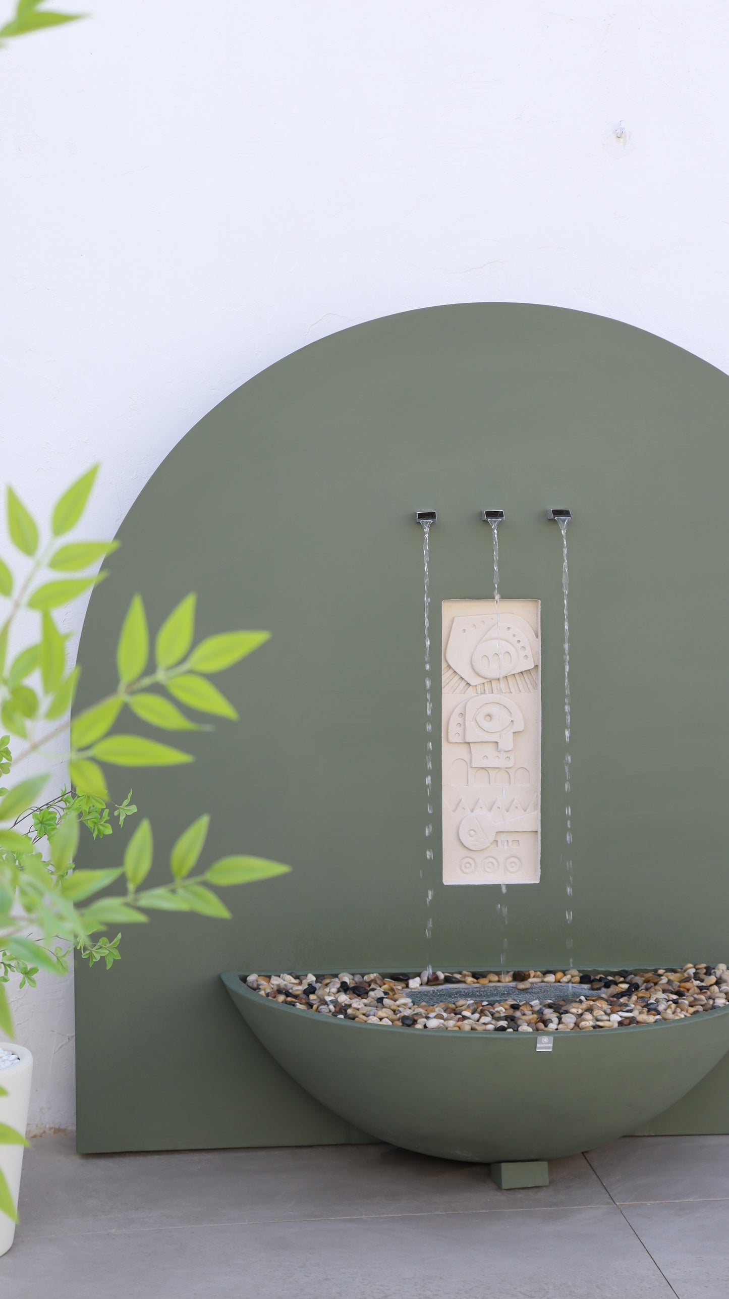 شلال اميليا يمنح المكان طابعًا عصريًا وأنيقًا.