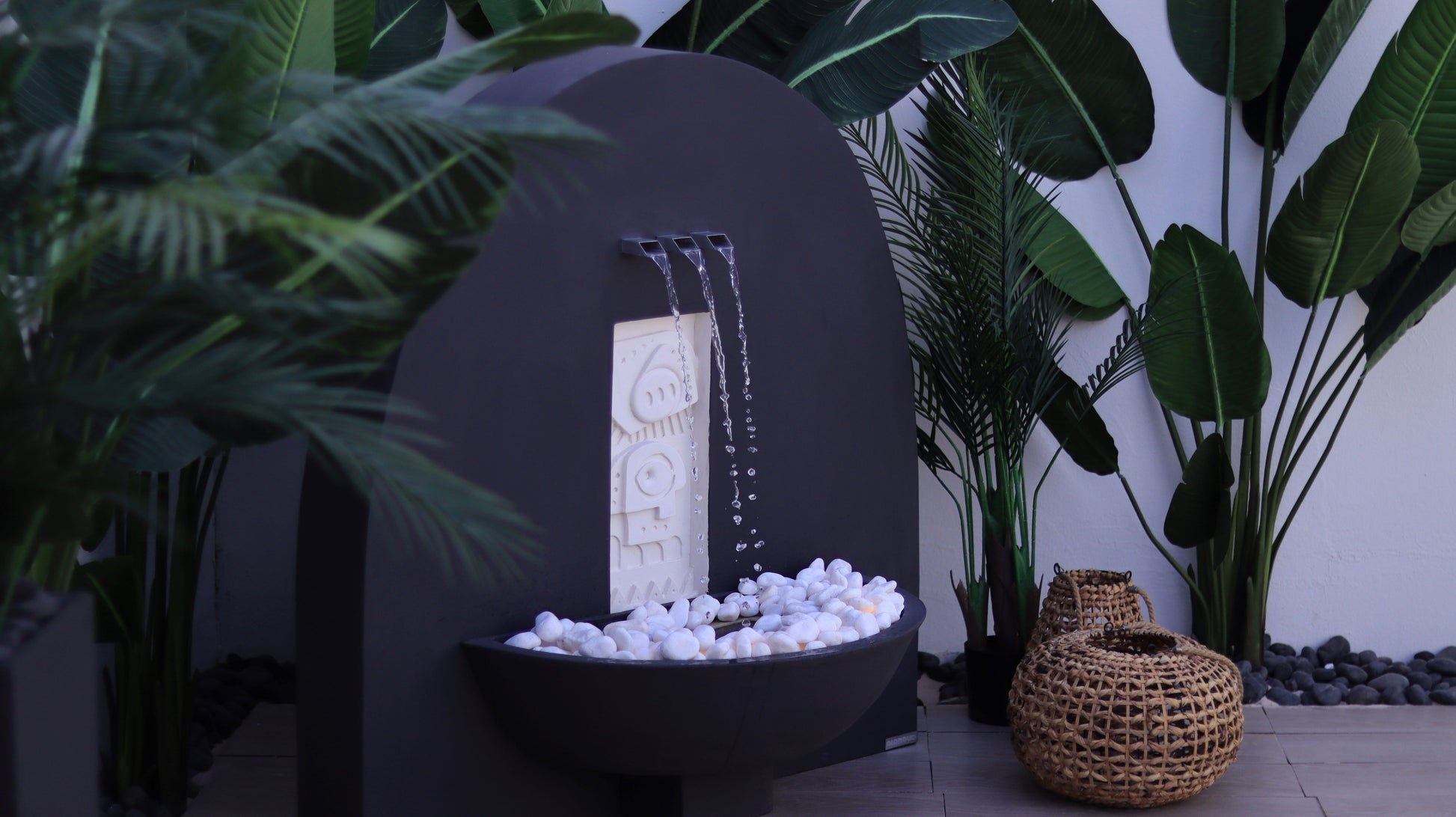 مياه تتدفق بسلاسة لإضفاء أجواء مريحة وهادئة.