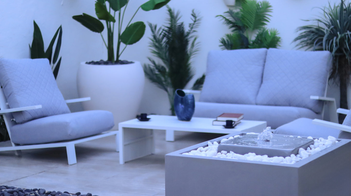 نافورة خارجية مربعة بإضاءة داخلية تبرز جمال الماء