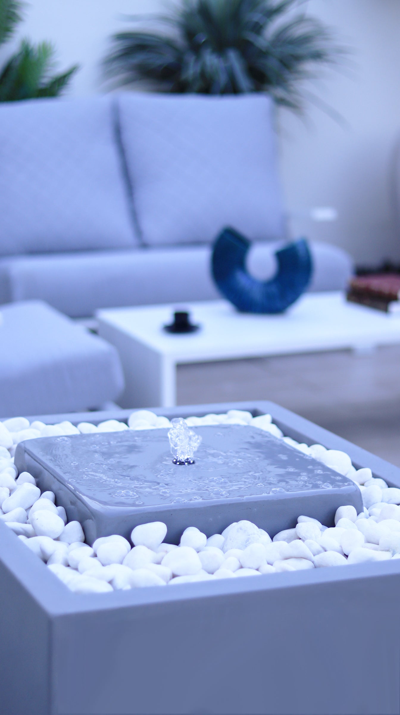 نافورة مصنوعة من الكونكريت بتفاصيل أنيقة ولمسة مائية