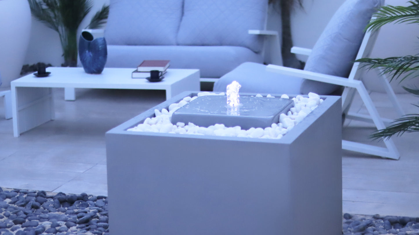 نافورة مضاءة تضيف صفاء وراحة للمساحات الخارجية