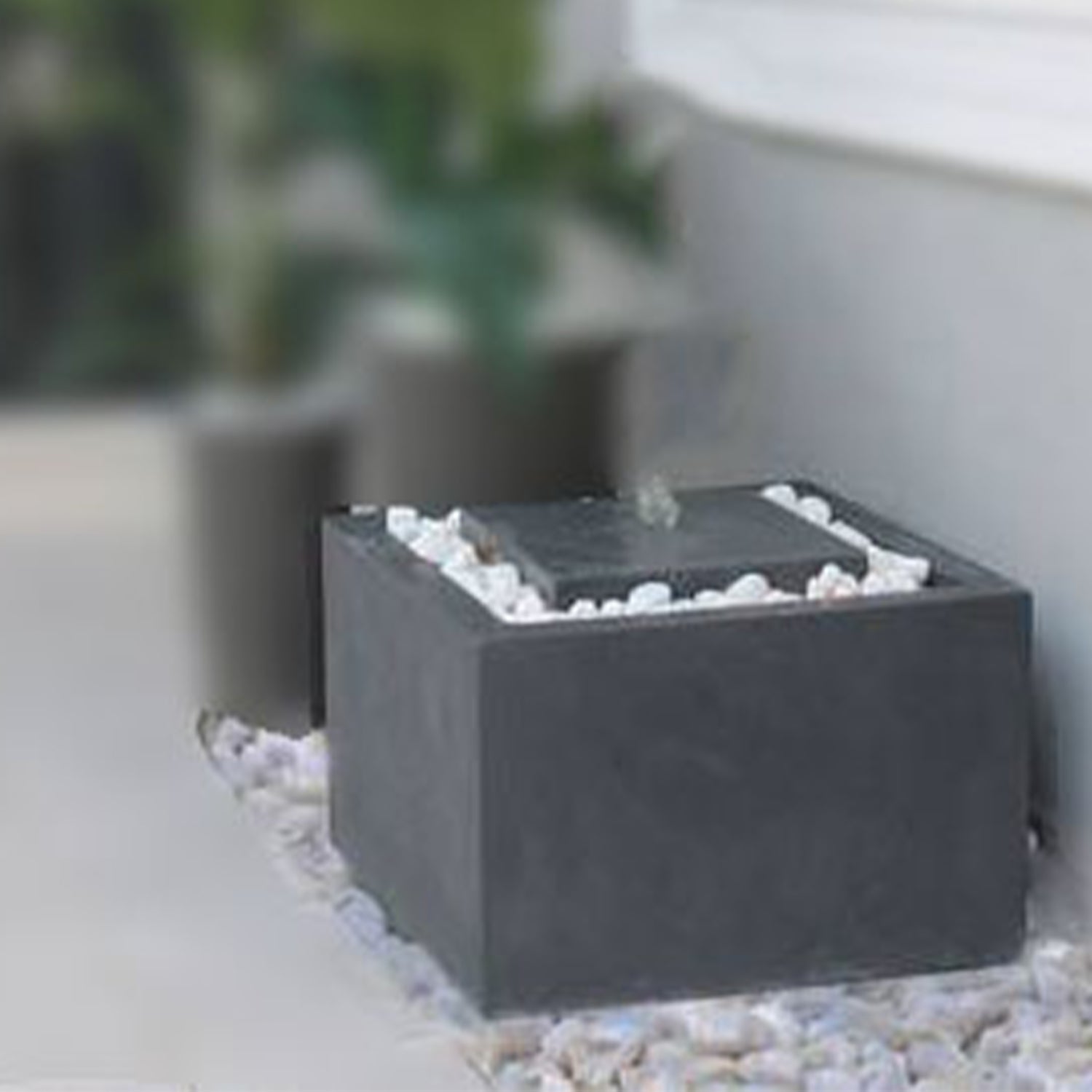 نافورة المربع الأمريكي صغير بتصميم مودرن يضيف أناقة للمكان