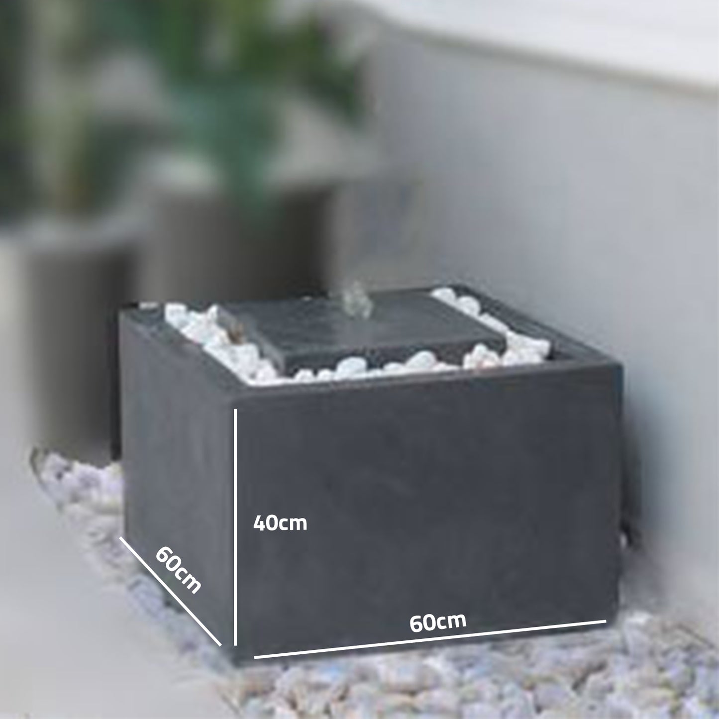 نافورة مضاءة بشكل بسيط تضفي جمالية على الزوايا