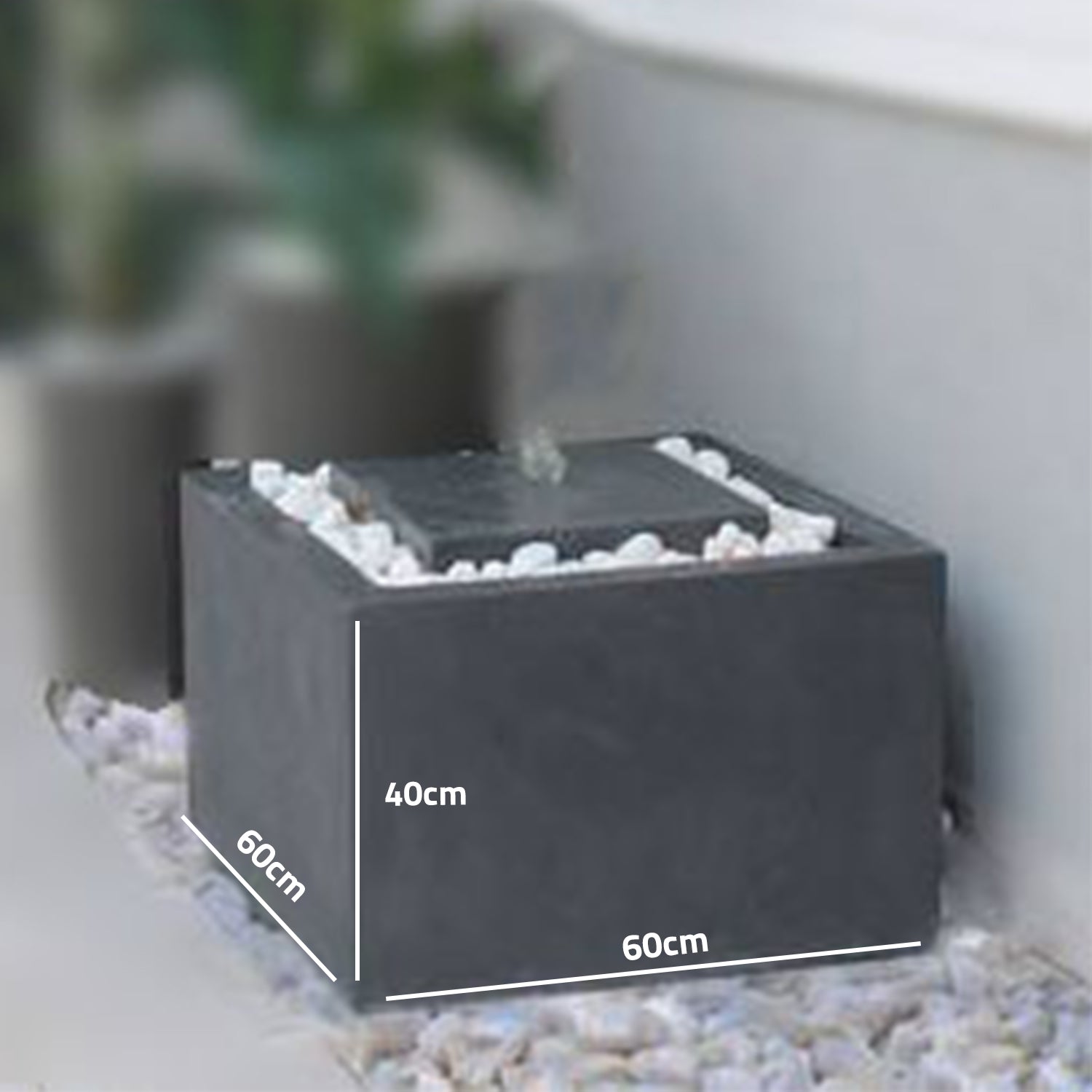 نافورة مضاءة بشكل بسيط تضفي جمالية على الزوايا