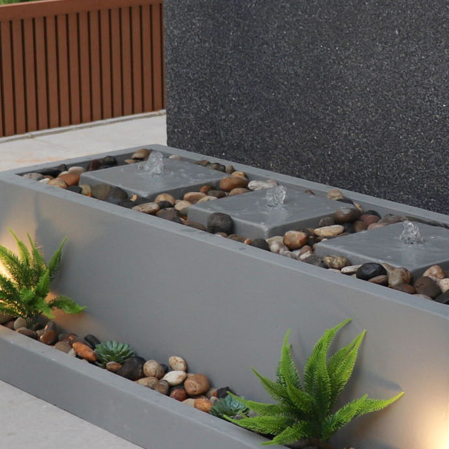 نافورة خارجية مضاءة تمنح المكان لمسة فاخرة