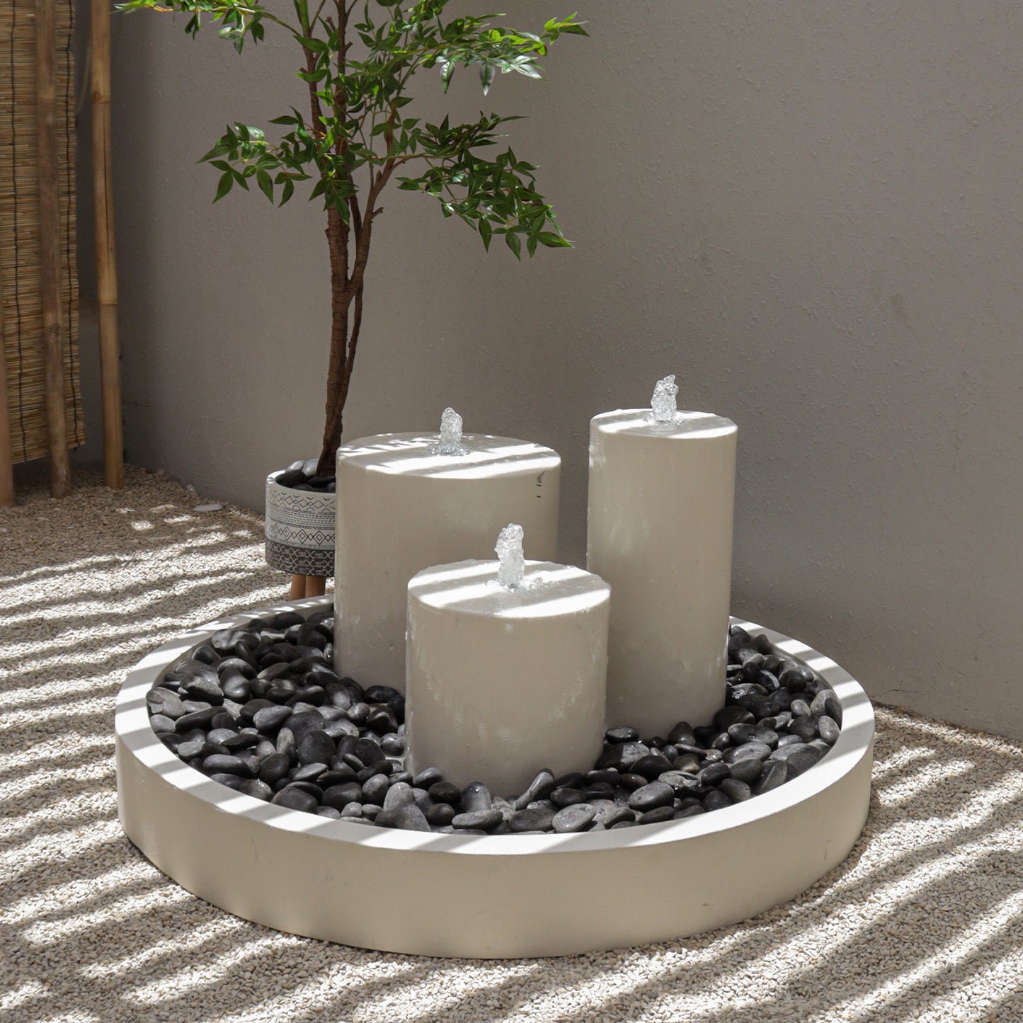 نافورة خارجية عصرية تمنح المكان صفاء وهدوء