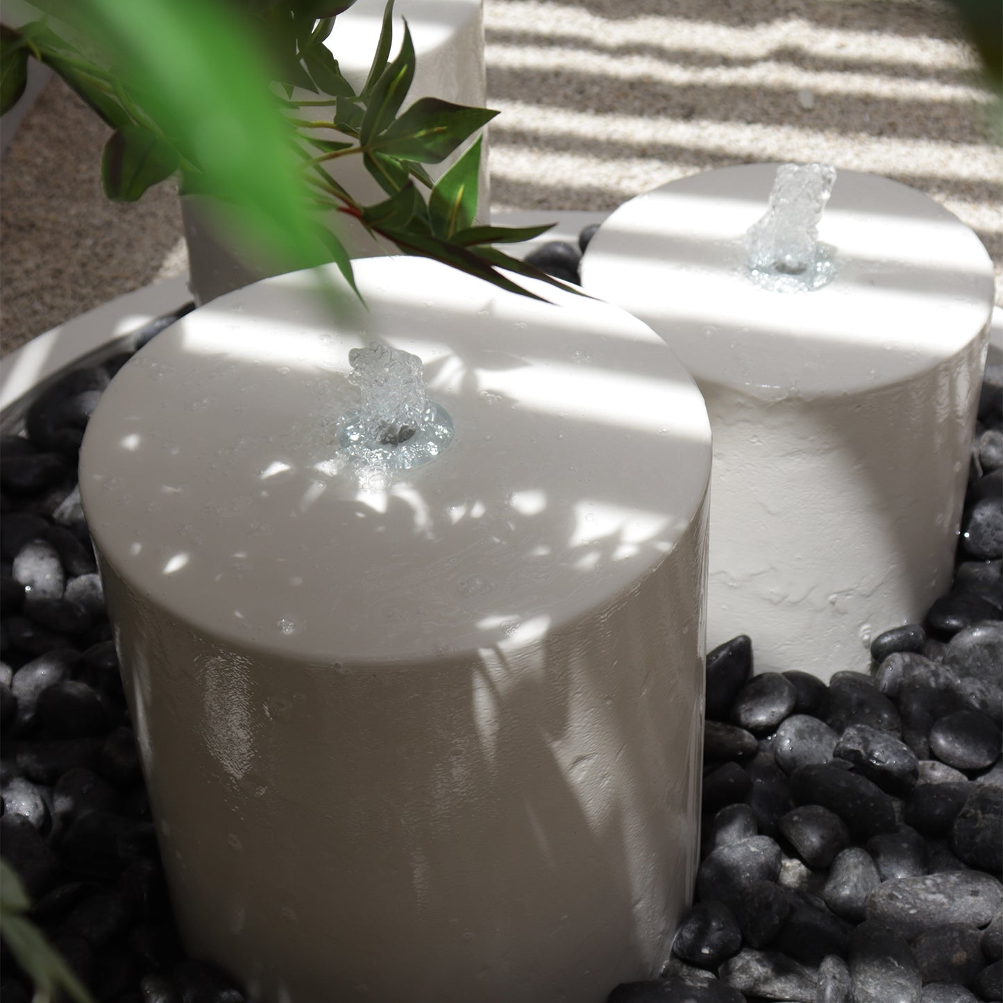 تدفق مائي ناعم ينعش المساحة ويضيف راحة بصرية