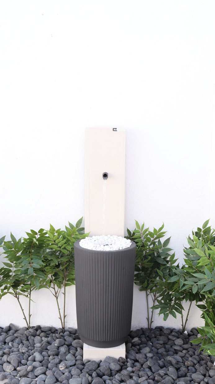 شلال ديكوري أنيق ينساب منه الماء بهدوء ويضفي لمسة راقية على المكان