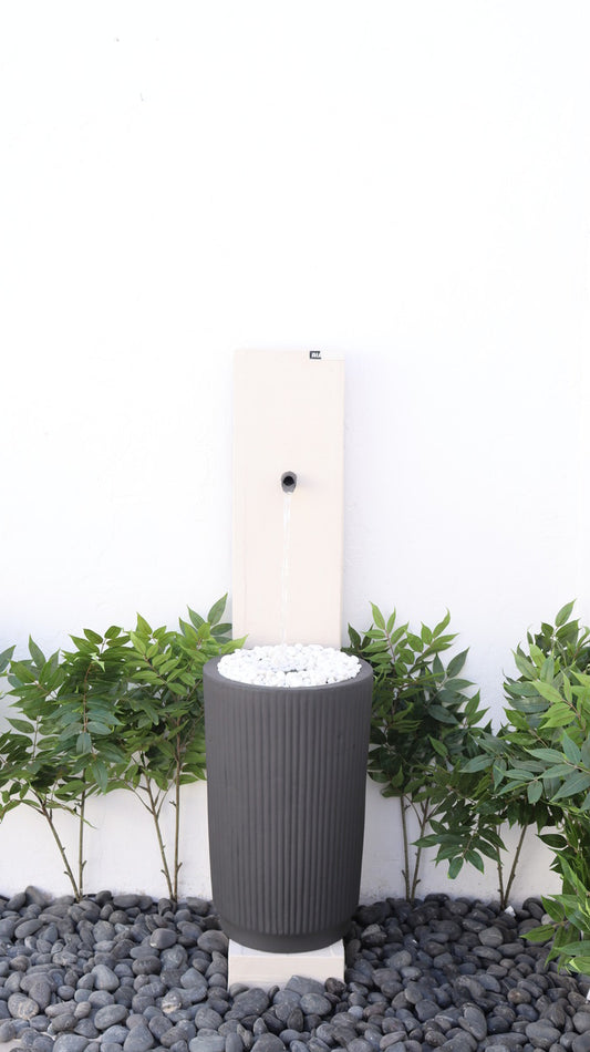 شلال ديكوري أنيق ينساب منه الماء بهدوء ويضفي لمسة راقية على المكان