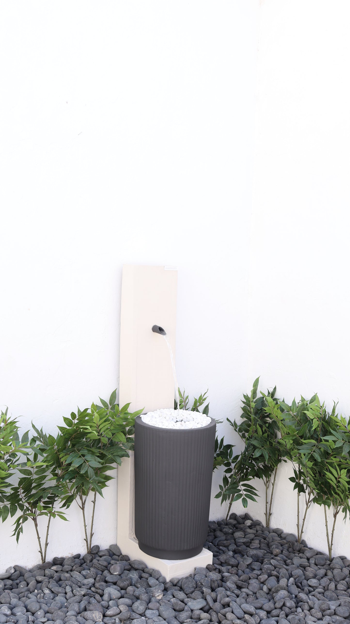 شلال حديث بتصميم جذاب يضيف أجواء مريحة للمنزل أو الحديقة