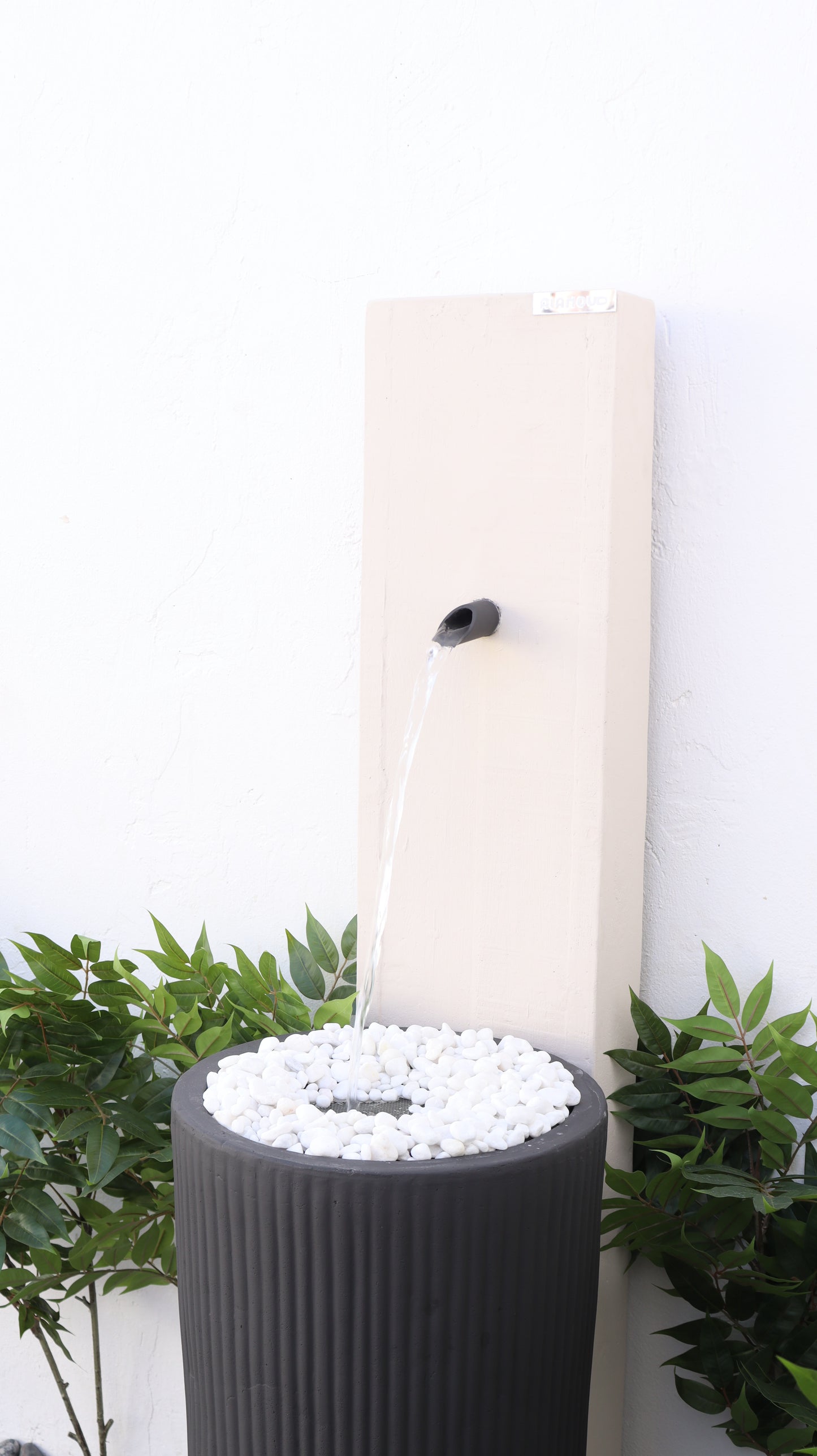 شلال فخم بتدفق ماء ناعم يناسب الزوايا الداخلية الهادئة