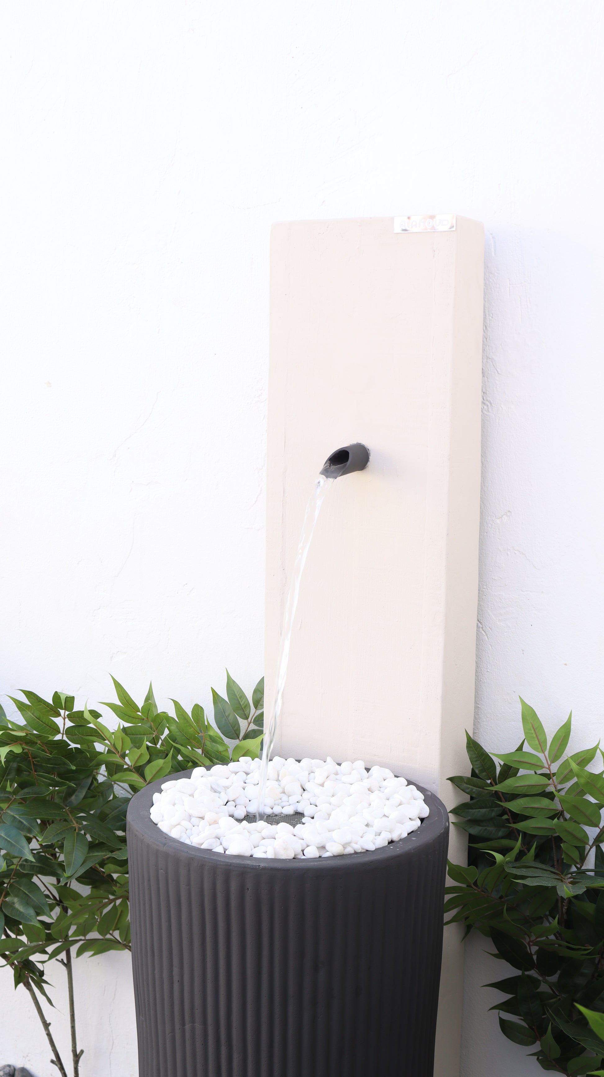 شلال فخم بتدفق ماء ناعم يناسب الزوايا الداخلية الهادئة