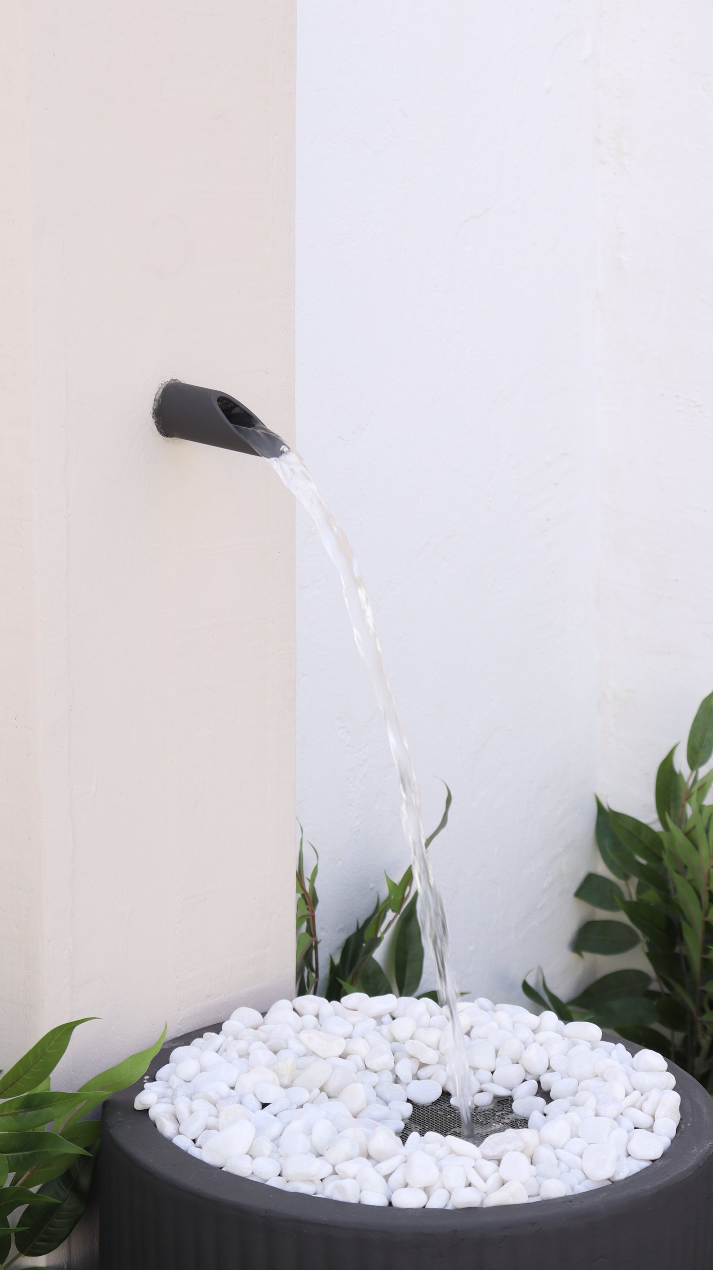 شلال منزلي يعكس فخامة التصميم مع صوت ماء مريح